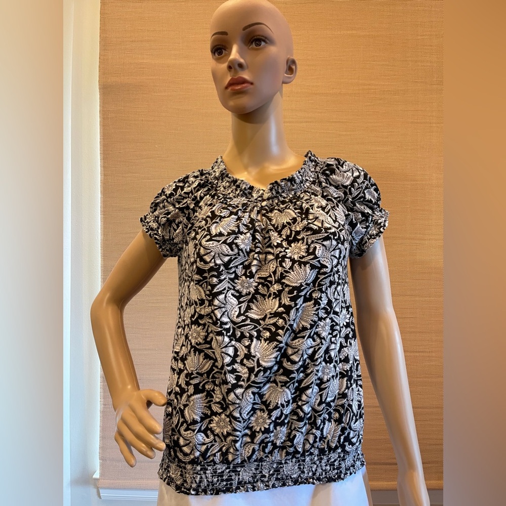 CHAPS pullover black & white top. Size L petite